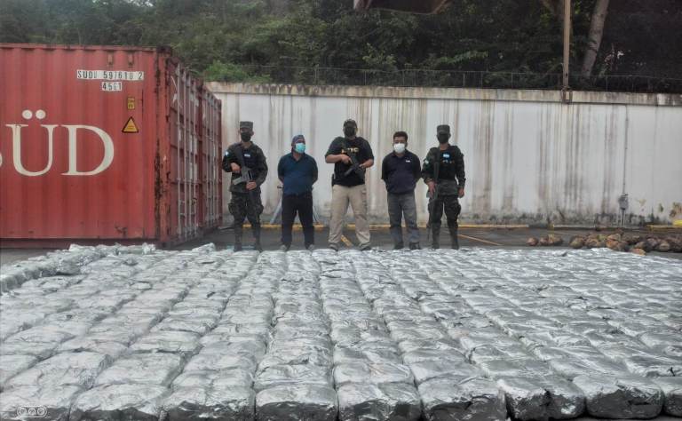 Capturan a dos sujetos que transportaban oculta en un camión 498 paquetes de marihuana en Lancetilla, Tela Capturan a dos sujetos que transportaban oculta en un camión 498 paquetes de marihuana en Lancetilla, Tela