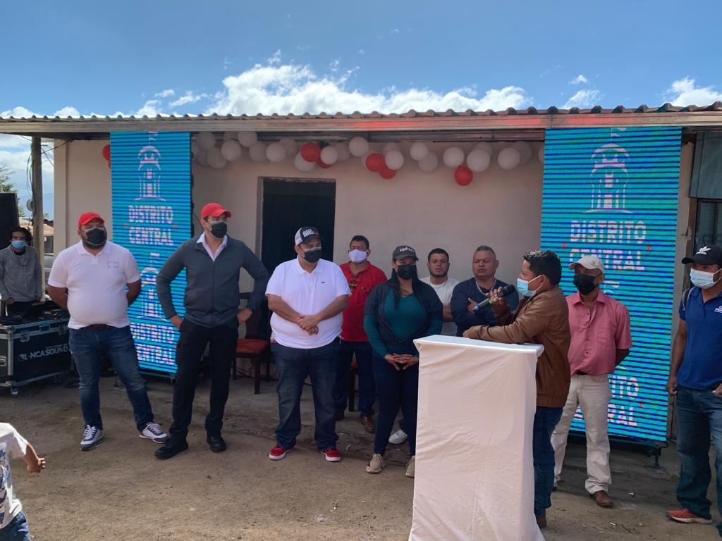 Jorge Aldana entregó pisos y techos en Altos de la Laguna