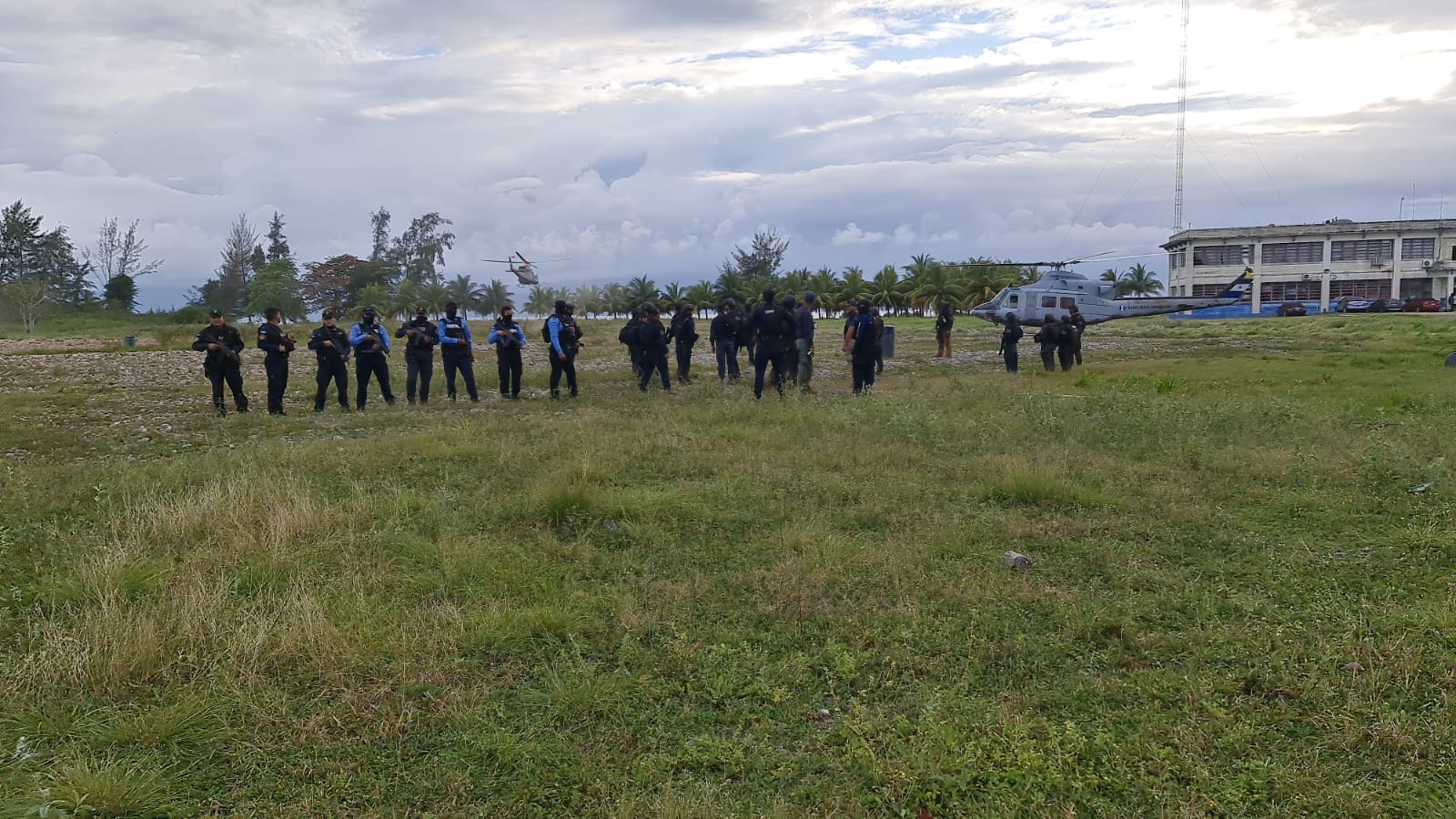 Policía Nacional decomisa 58 fardos de supuesta droga en Colón