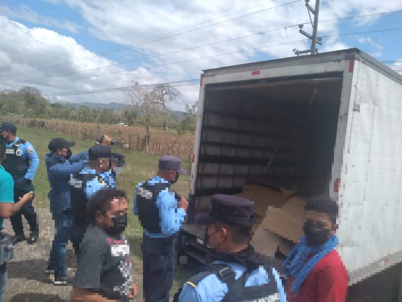 Policías recupera vehículo con mercadería valorada en L. 500,000 en Yoro Policías recupera vehículo con mercadería valorada en L. 500,000 en Yoro