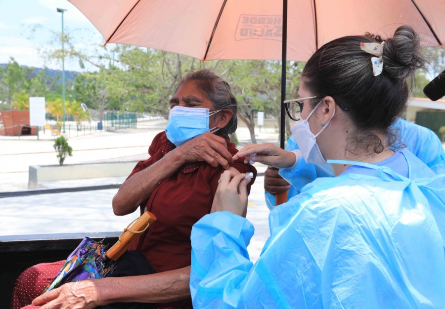 Tras casi una semana en paro reanudan vacunación anticovid en Polideportivo UNAH Tras casi una semana en paro reanudan vacunación anticovid en Polideportivo UNAH