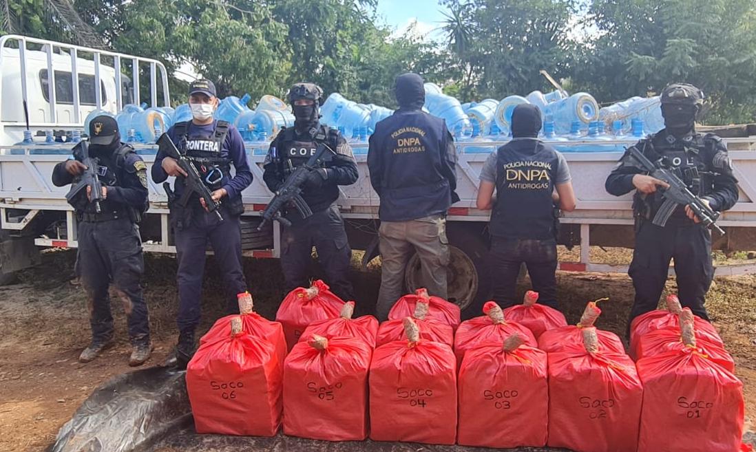 Incautan 400 kilos de cocaína ocultos entre botellones de agua en Colón