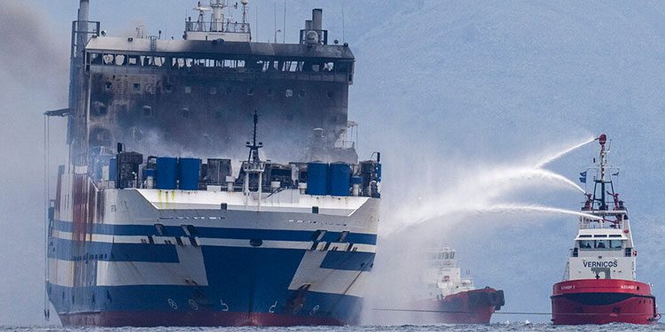 Buscan a 10 desaparecidos de barco incendiado en Grecia