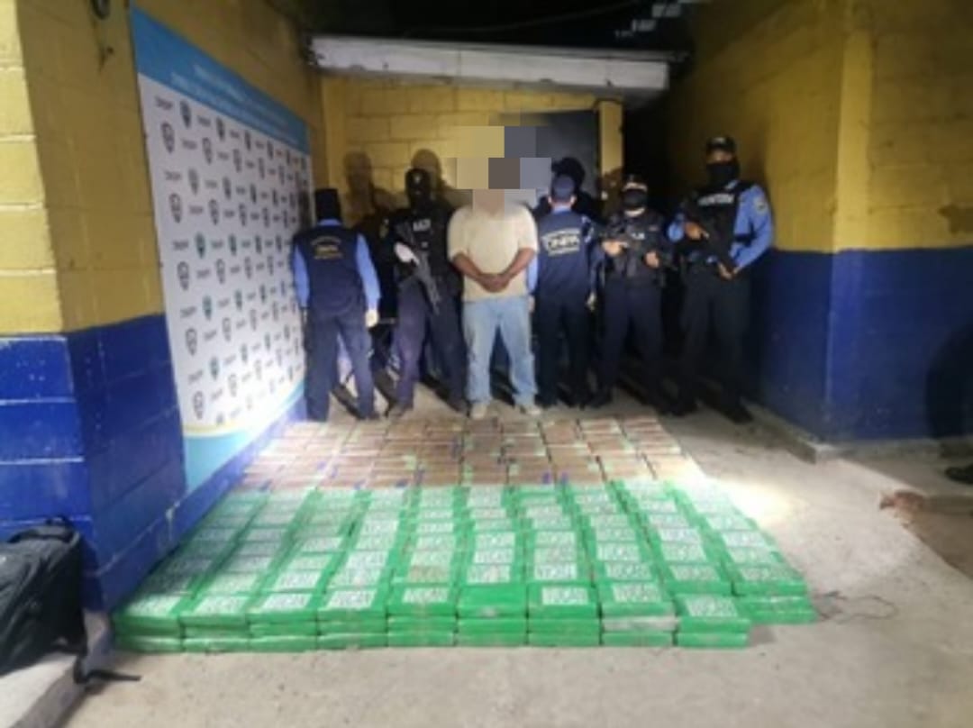 Choluteca: En «Caleta» de vehículo encuentran 495 paquetes de supuesta cocaína Choluteca: En «Caleta» de vehículo encuentran 495 paquetes de supuesta cocaína