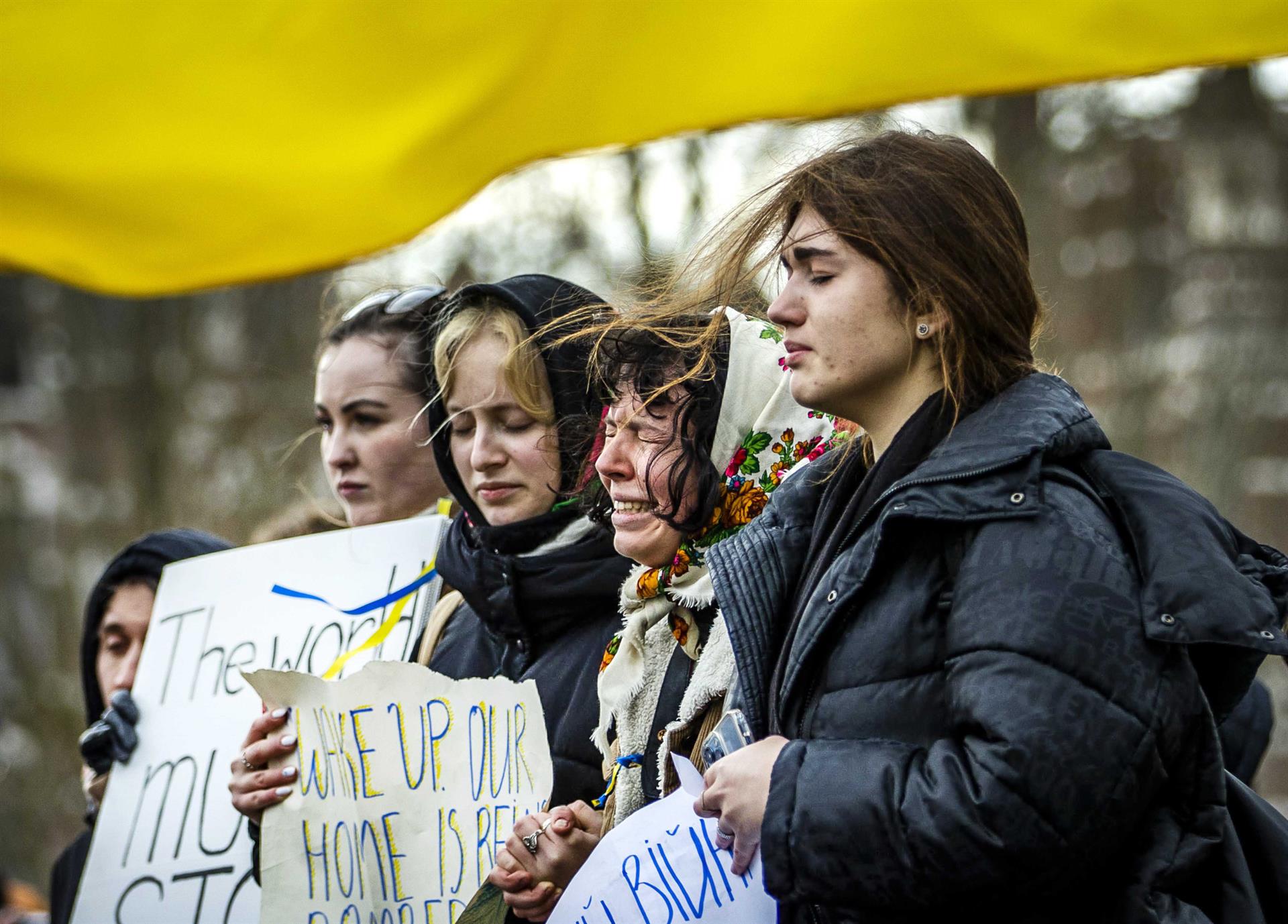 Cientos de ucranianos hacen cola en la frontera para buscar refugio en paises vecinos Cientos de ucranianos hacen cola en la frontera para buscar refugio en paises vecinos