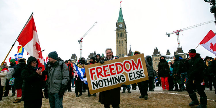 Reabren puente entre EEUU y Canadá, protesta continua en Ottawa