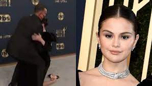 Selena Gómez se cae en la alfombra roja de los SAG Awards