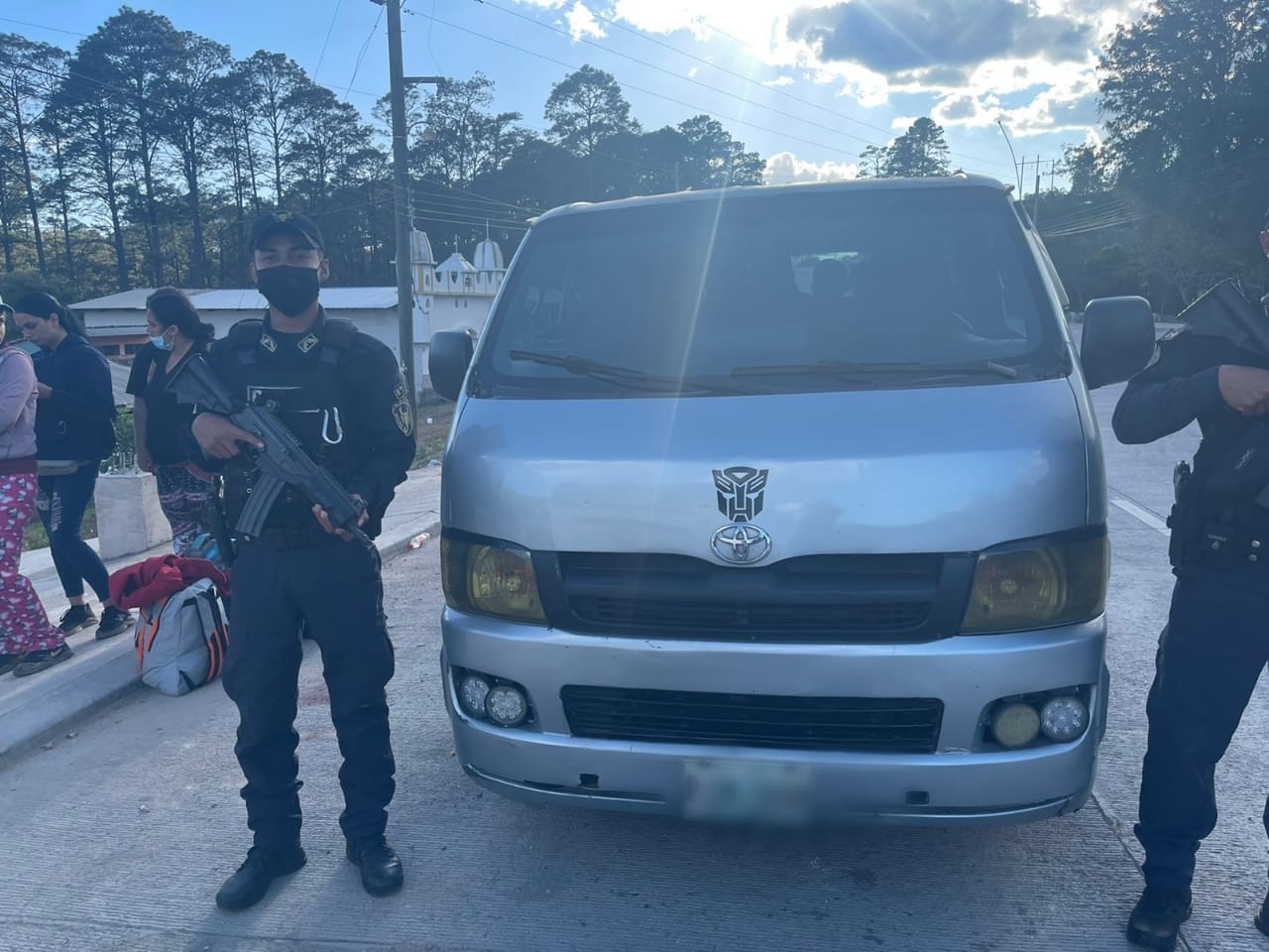 Arrestan a tres personas por tráfico ilícito de 40 ciudadanos cubanos en El Paraíso