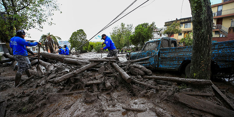 Suben a 22 los fallecidos, 47 heridos y 20 desaparecidos en un aluvión en Quito Suben a 22 los fallecidos, 47 heridos y 20 desaparecidos en un aluvión en Quito