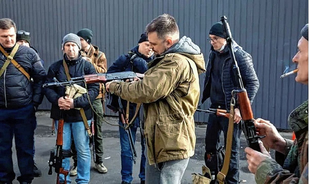 Invasión de Rusia a Ucrania: mientras Kiev resiste, EEUU envió un poderoso sistema de misiles y Alemania 1.000 armas antitanques