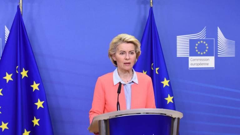 Sanciones económicas e impacto en el sistema bancario ruso: largas colas en los cajeros por temor a faltantes de dinero