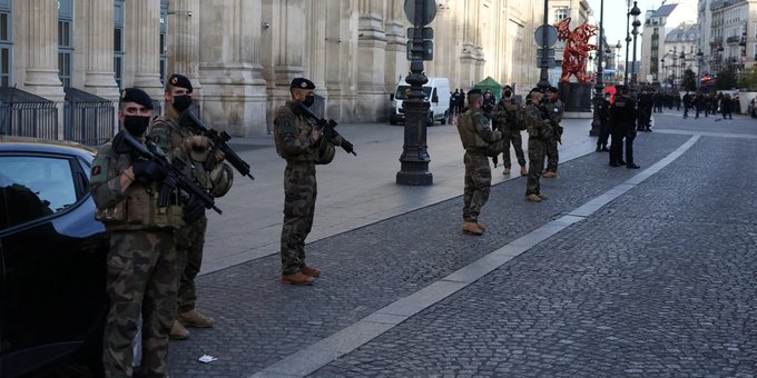 La policía de París prohibió la entrada de grupos antivacunas que planean bloquear la ciudad el fin de semana La policía de París prohibió la entrada de grupos antivacunas que planean bloquear la ciudad el fin de semana