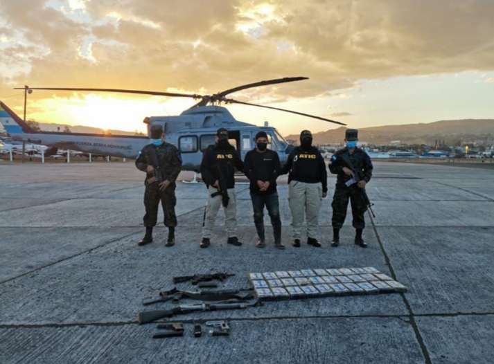 Un detenido, 30 kilos de supuesta cocaína y cinco armas incauta la ATIC en Colón