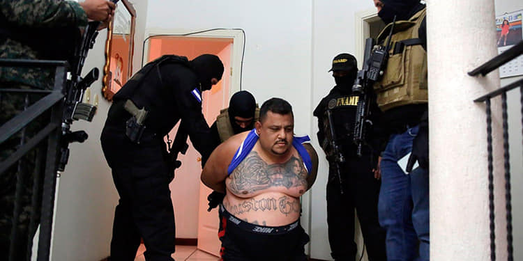 Tribunal en materia de extorsión mantendrá en prisión preventiva a «El Cholo Houston»  y su esposa