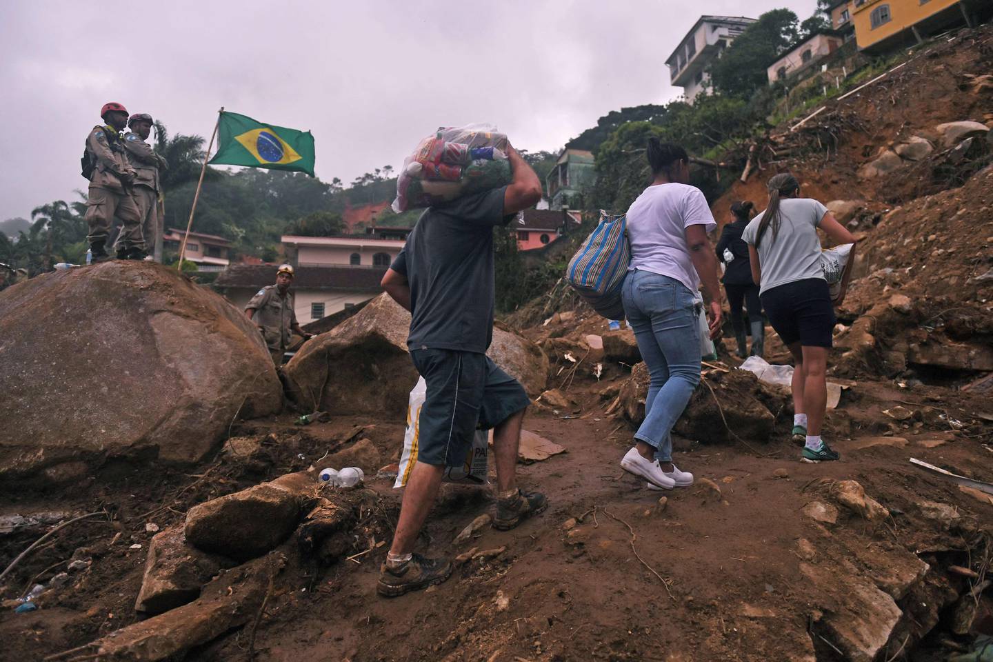 Al menos 5 muertos por intensas lluvias en Petrópolis, semanas después de su peor tragedia
