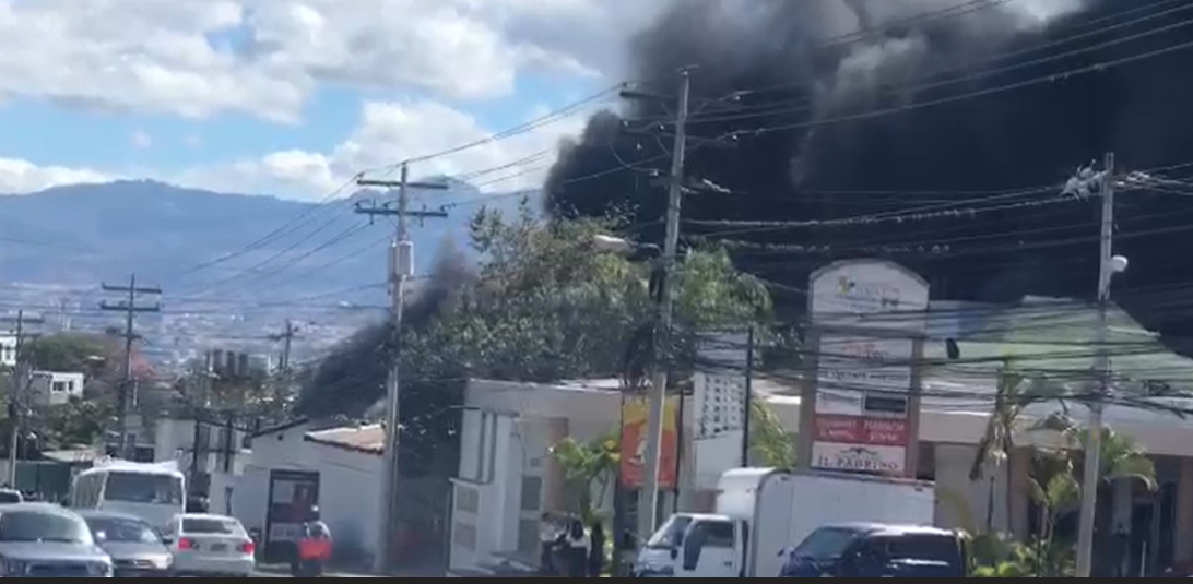 Voraz incendio consume varios establecimientos comerciales en calle Los Alcaldes de Comayagüela