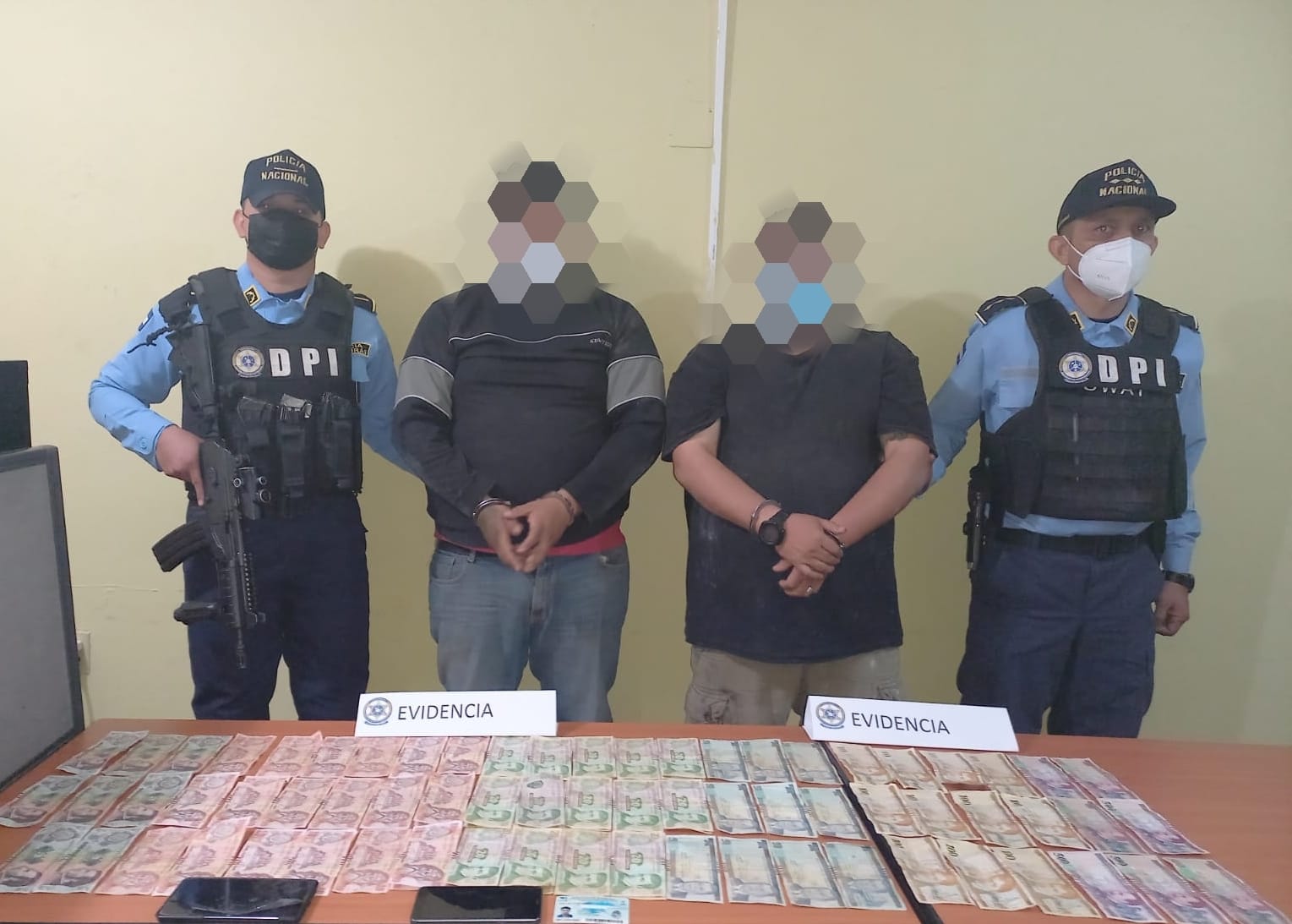 Tras asaltar carro repartidor arrestan a dos sospechosos en la capital