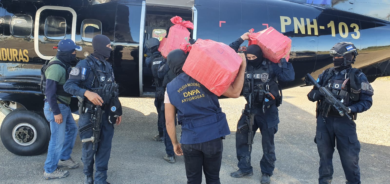 Detienen a guatemalteco con 248 kilos de coca en una hacienda de Colón Detienen a guatemalteco con 248 kilos de coca en una hacienda de Colón