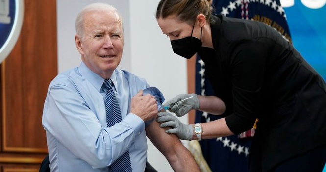 Biden recibe la segunda dosis de refuerzo contra la COVID-19