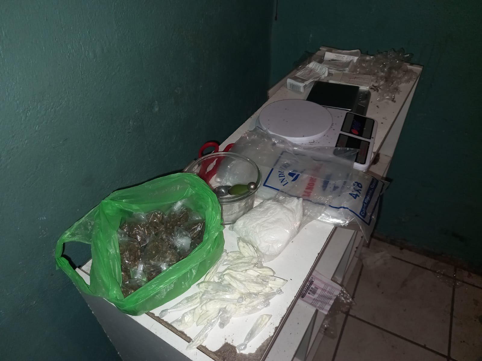 Desmantelan micro laboratorio de fabricación de droga y capturan a tres sospechosos en Atlántida Desmantelan micro laboratorio de fabricación de droga y capturan a tres sospechosos en Atlántida