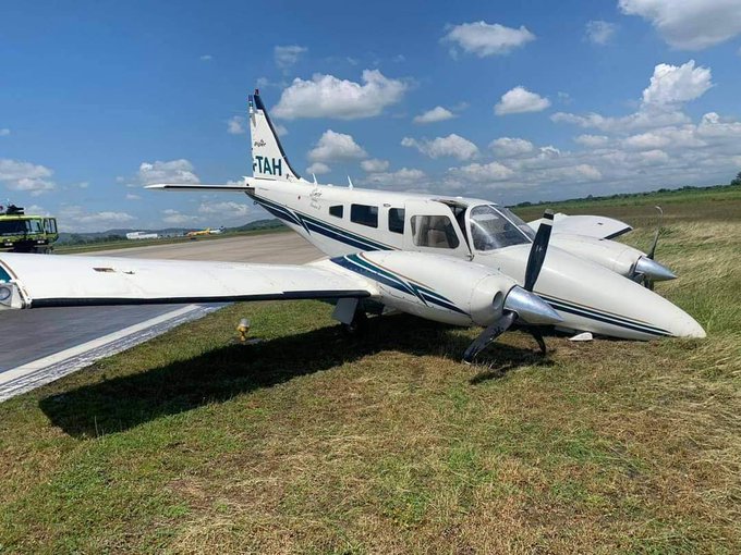 Avioneta se sale de la pista en aeropuerto de La Lima Avioneta se sale de la pista en aeropuerto de La Lima