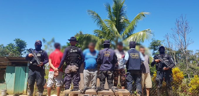 Detención judicial contra tres hombres capturados en plantación de 145 mil arbustos de coca y narcolaboratorios de Colón Detención judicial contra tres hombres capturados en plantación de 145 mil arbustos de coca y narcolaboratorios de Colón