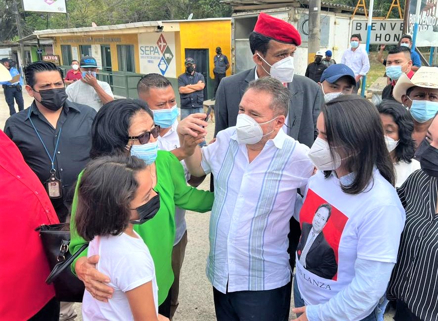 Tras ser beneficiado por amnistía retorna al país Enrique Flores Lanza