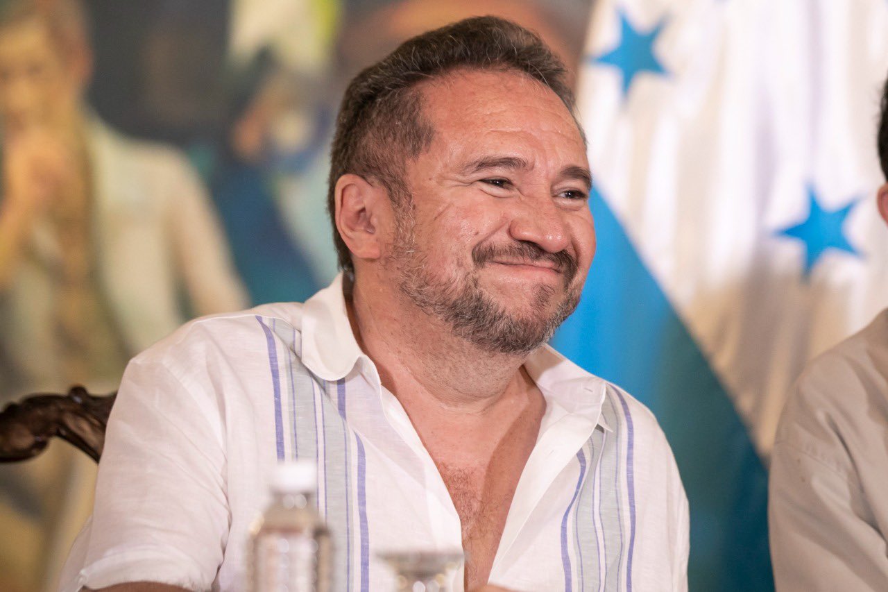 ¡Tras exilio! Enrique Flores Lanza regresa a Honduras y es recibido en Casa Presidencial