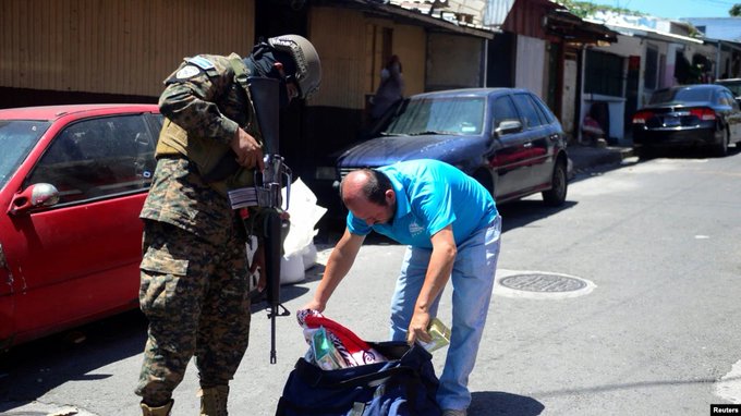 Bukele arremete contra organismos y organizaciones por críticas al estado de excepción en El Salvador Bukele arremete contra organismos y organizaciones por críticas al estado de excepción en El Salvador