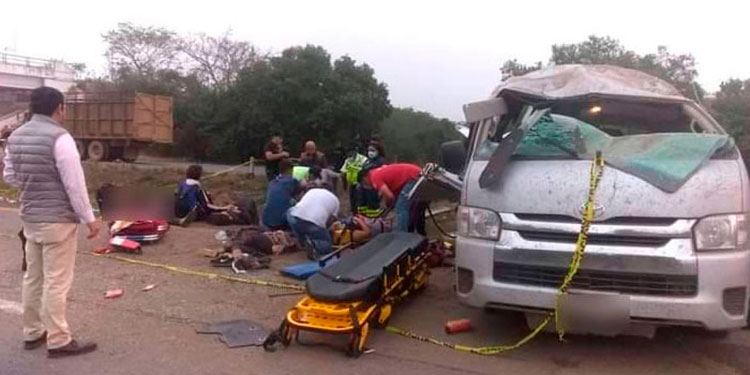 Accidente vehícular en México deja tres migrantes fallecidos y 18 heridos Accidente vehícular en México deja tres migrantes fallecidos y 18 heridos