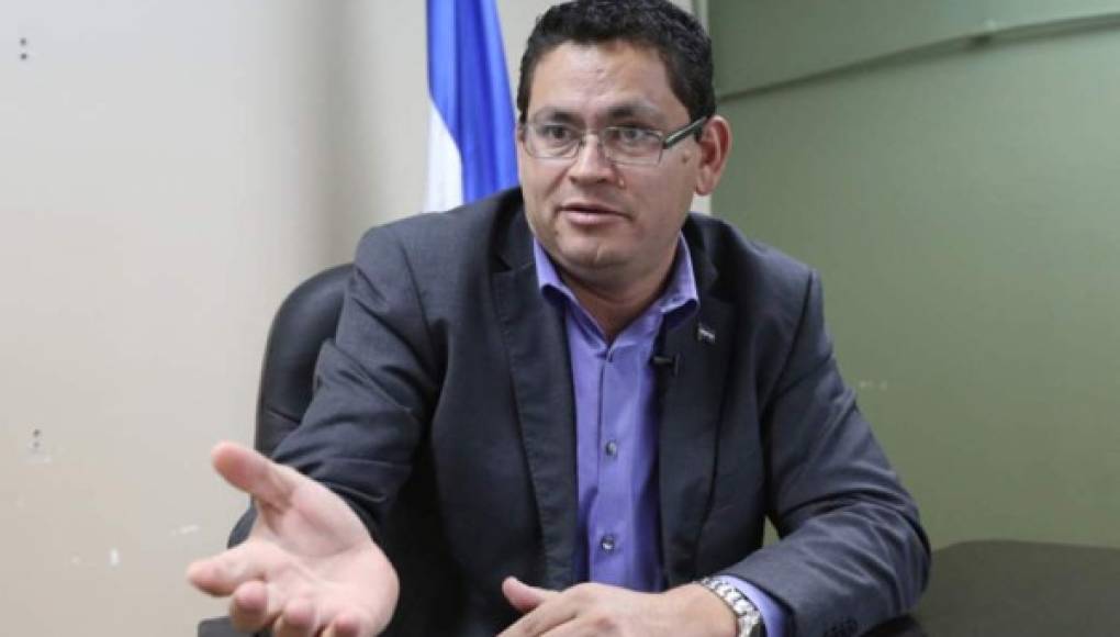 Exministro de Educación cree que Juan Barahona es quien nombra personal docente en FM Exministro de Educación cree que Juan Barahona es quien nombra personal docente en FM