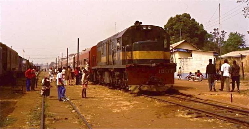 Hombres armados atacan un tren de casi mil pasajeros en Nigeria