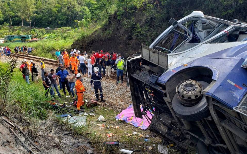Al menos 10 muertos y 21 heridos al despeñarse un autobús en el sur de Brasil
