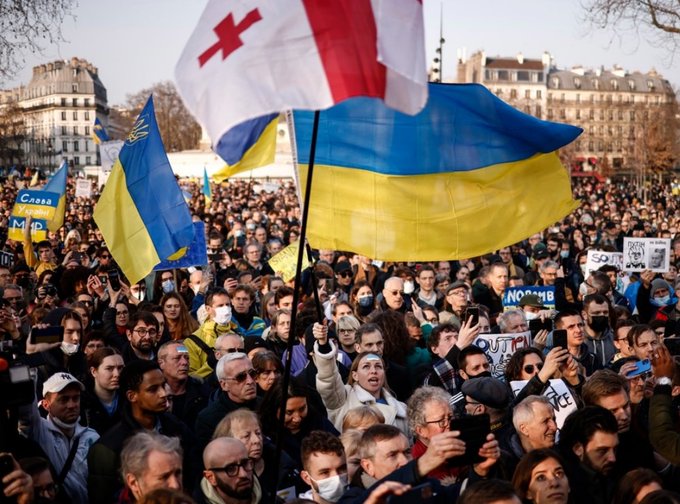 Miles de personas protestaron en ciudades europeas contra la invasión rusa a Ucrania