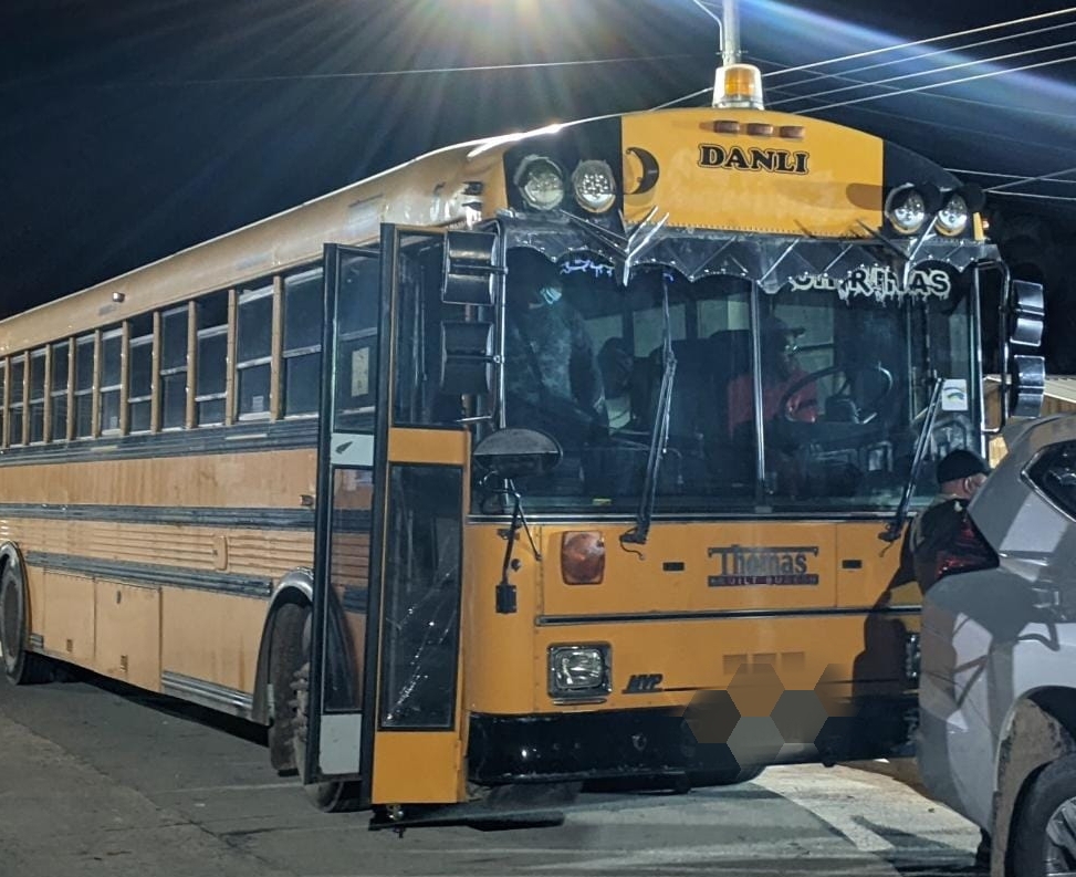 Arrestan a dos motoristas por traslado irregular de 62 cubanos en El Paraíso