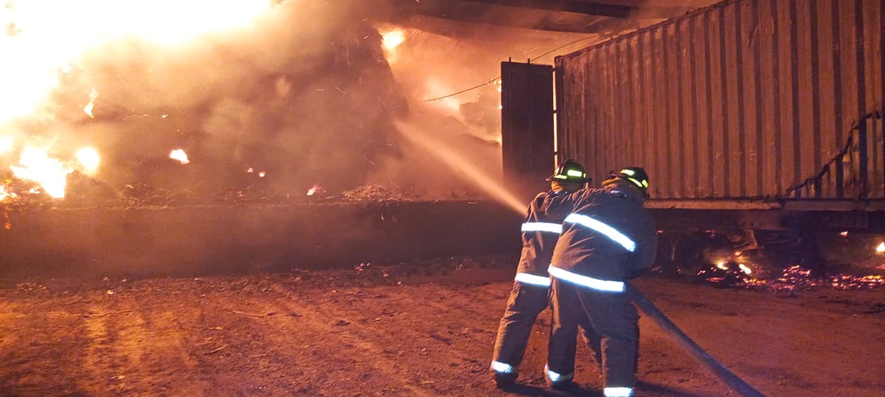 Voraz incendio consume empresa recicladora en Villanueva Cortés
