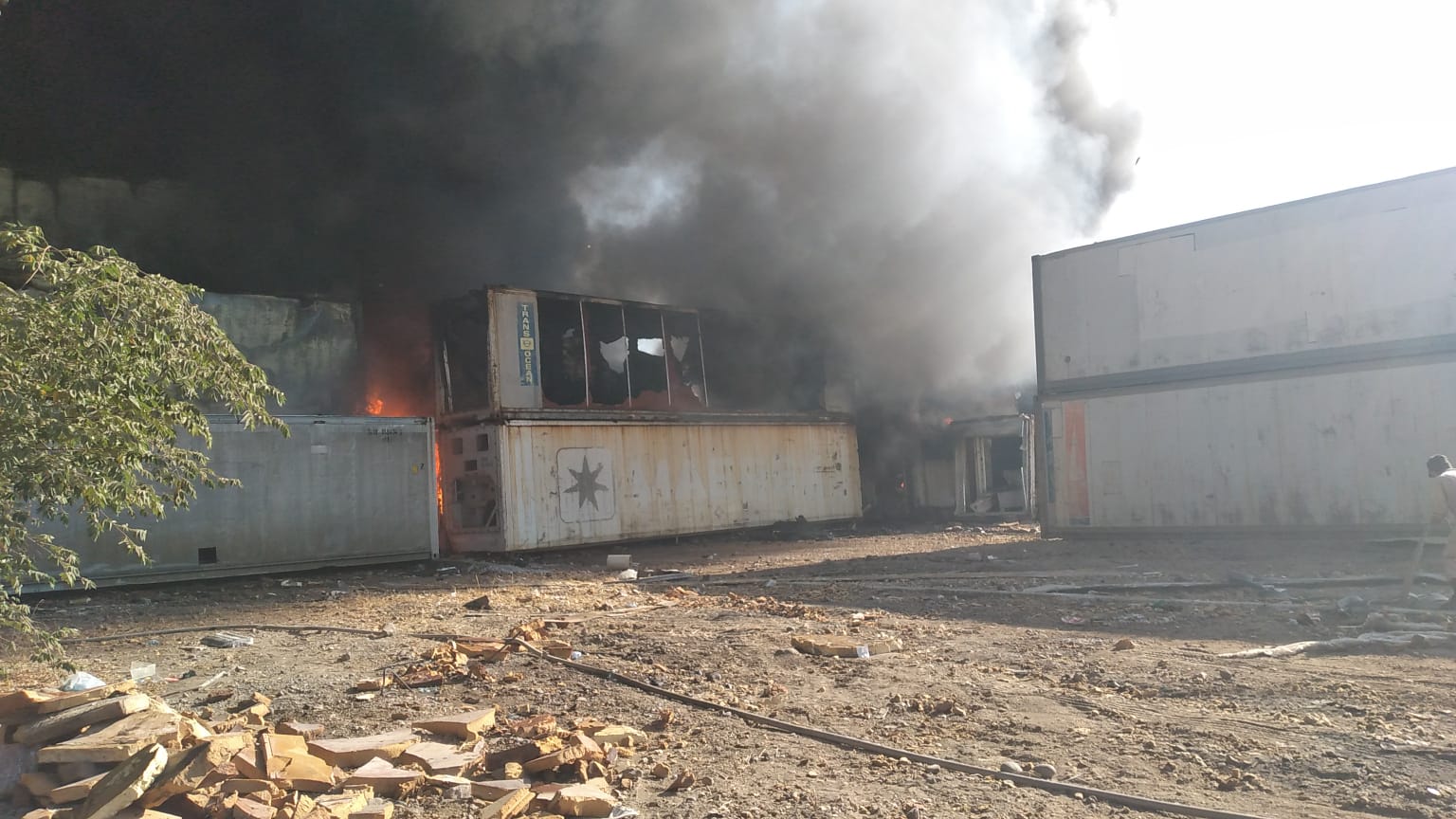 Incendio de varios contenedores de melón deja perdidas millonarias en Choluteca Incendio de varios contenedores de melón deja perdidas millonarias en Choluteca