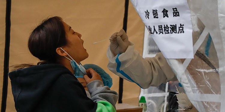 Casos globales de COVID-19 bajan 14 %, pero OMS pide no reducir tests