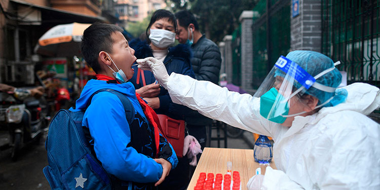 China desarrolla un anticuerpo aspirable contra la Covid-19 y sus variables