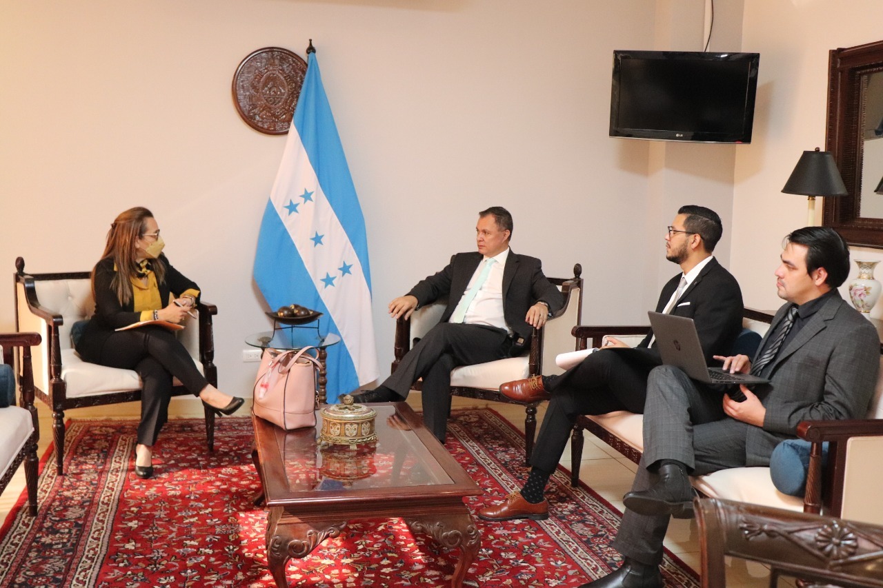 Cancillería conoce propuesta del INAM para asistir telefónicamente a mujeres que transitan ruta migrante