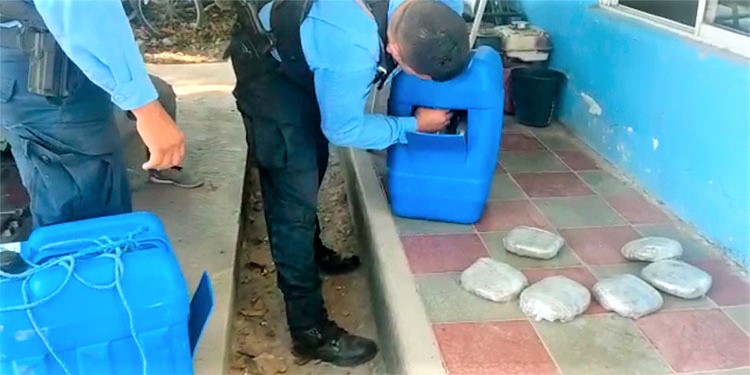 Hombre transportaba droga en botes de plástico en Olancho
