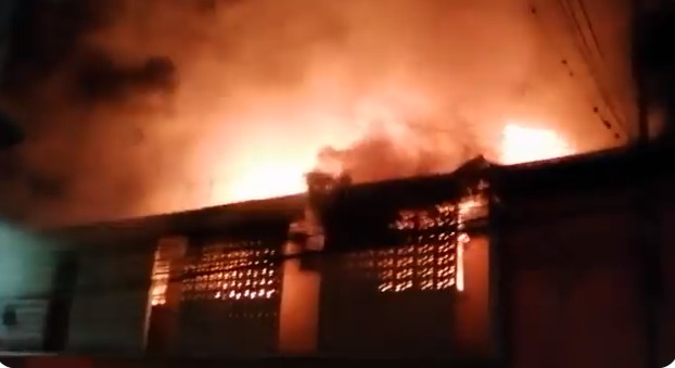 Pavoroso incendio consume  varios locales comerciales y apartamentos en el Barrio Abajo de la capital
