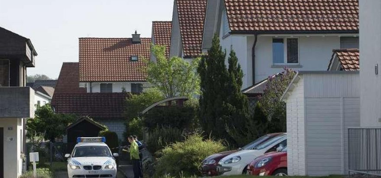Cuatro personas de una misma familia mueren tras arrojarse al vacío en su casa en Suiza Cuatro personas de una misma familia mueren tras arrojarse al vacío en su casa en Suiza