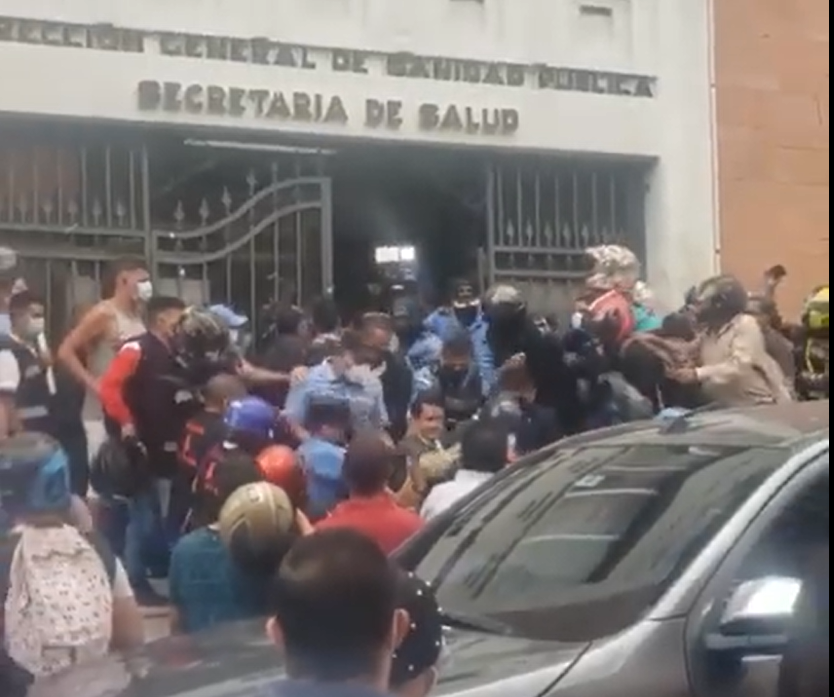Apunto de ser linchado el diputado Fabricio Sandoval en la Secretaria de Salud
