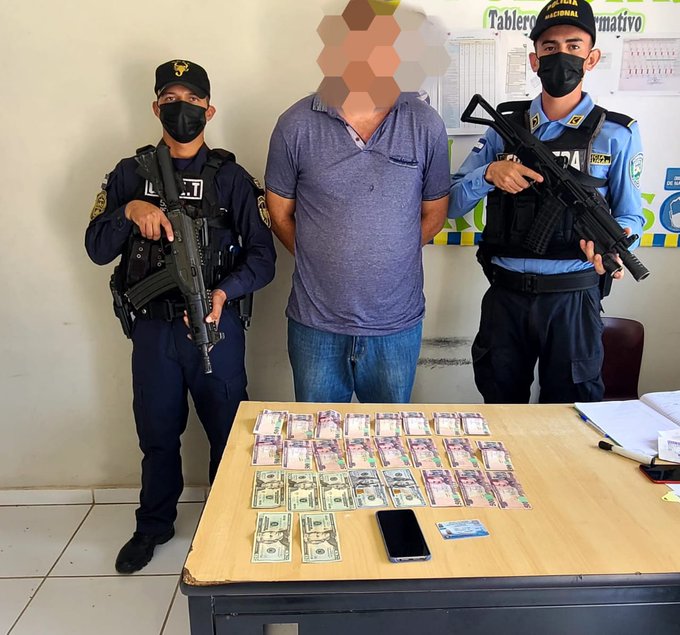 Agentes fronterizos detienen a dos sujetos por transportar de manera ilegal a 20 extranjeros en El Paraíso