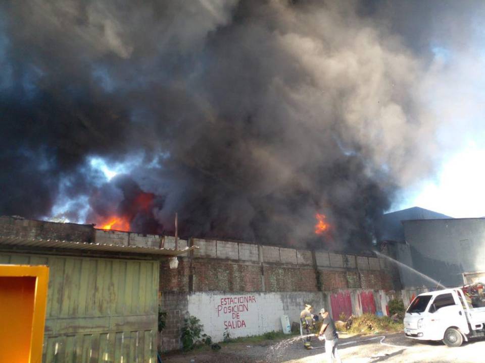 Incendio de grandes proporciones consume bodegas en SPS