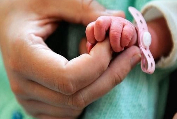 Autoridades de España deciden deportar a hondureña tras dar a luz