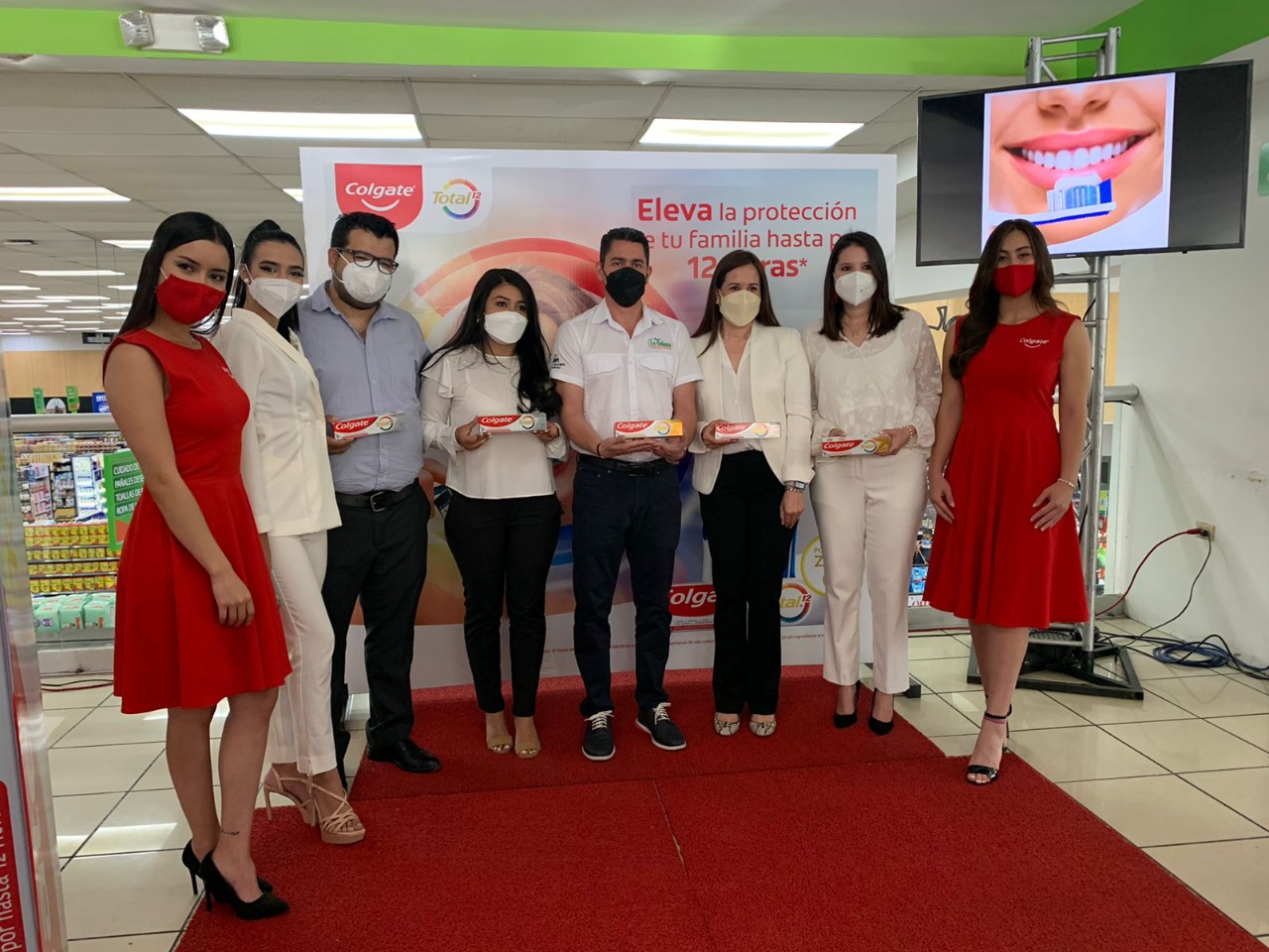 Supermercados La Colonia presenta la renovada fórmula de Colgate Total 12