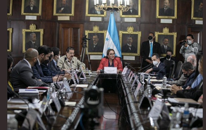 Presidenta Xiomara Castro ordena bajar los salarios de altos funcionarios del Gobierno Presidenta Xiomara Castro ordena bajar los salarios de altos funcionarios del Gobierno