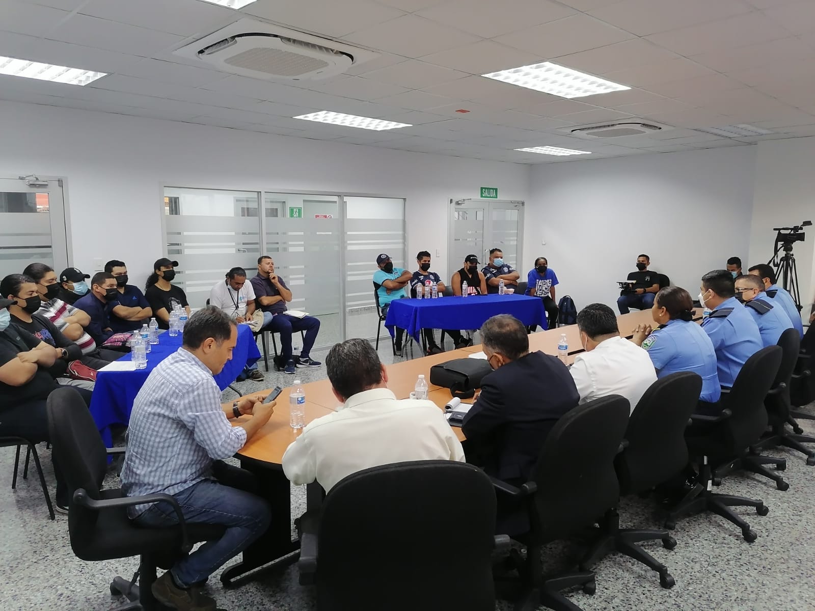 Autoridades policiales se reúnen con representantes de CONAPID y barras de clubes capitalinos